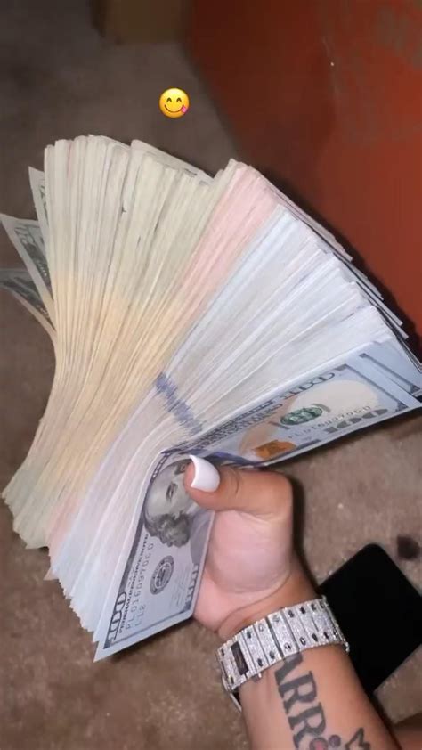 flexing money meaning.